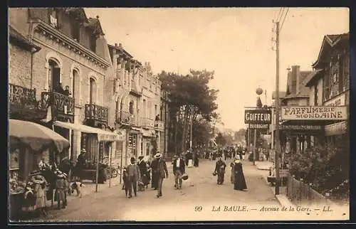 AK La Baule, Avenue de la Gare avec passants et boutiques