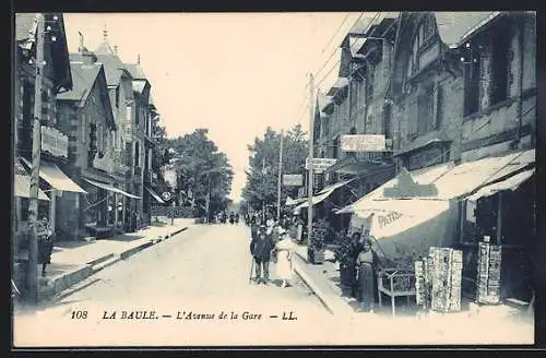 AK La Baule, L`Avenue de la Gare avec boutiques et passants