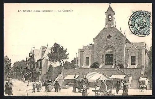 AK La Brule, La Chapelle et le marché animé devant l`église