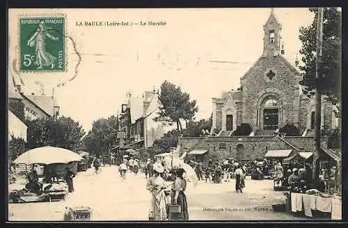 AK La Baule, Le Marché devant l`église et les étals animés