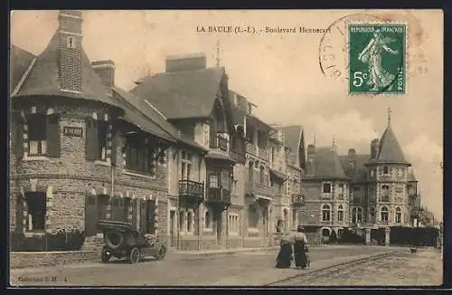 AK La Baule, Boulevard Hennecart avec voitures et passants