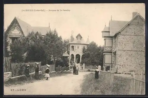 AK La Baule, Avenue de la Bauche avec maisons et villageois