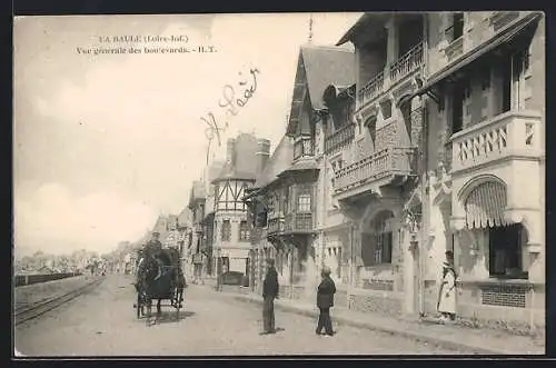 AK La Baule, Vue générale des boulevards avec calèche et piétons