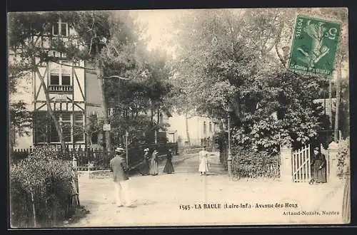 AK La Baule, Avenue des Houx avec des passants élégants et des maisons bordées d`arbres
