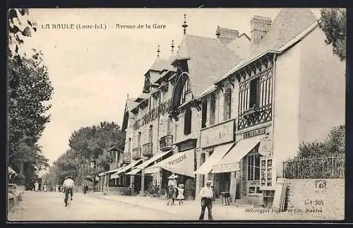 AK La Baule, Avenue de la Gare avec boutiques et passants