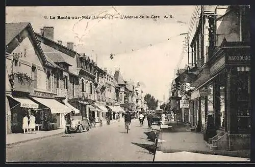 AK La Baule-sur-Mer, L`Avenue de la Gare avec magasins et passants