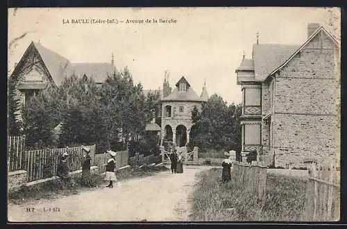 AK La Baule, Avenue de la Barche et maisons bordées d`arbres