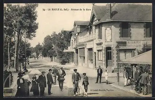 AK La Baule, Avenue de la Gare avec passants et bâtiments