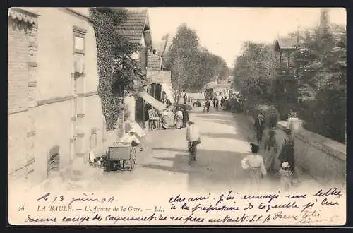 AK La Baule, L`avenue de la Gare avec des passants et des bâtiments adjacents