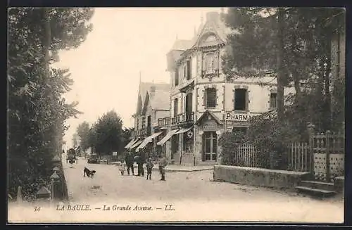 AK La Baule, La Grande Avenue avec pharmacie et passants