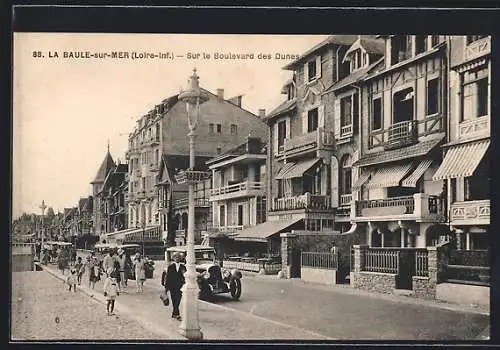 AK La Baule-sur-Mer, Sur le Boulevard des Dunes avec des promeneurs et des bâtiments élégants