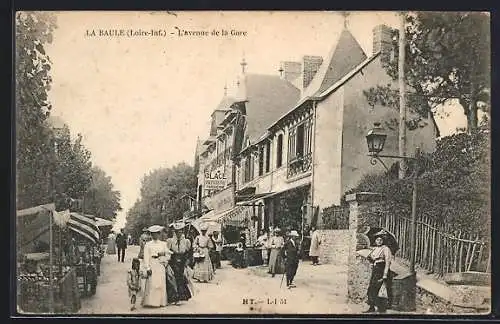 AK La Baule, L`Avenue de la Gare avec passants et commerces