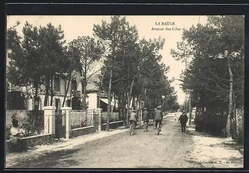 AK La Baule, Avenue des Lilas avec cyclistes et arbres bordant la rue