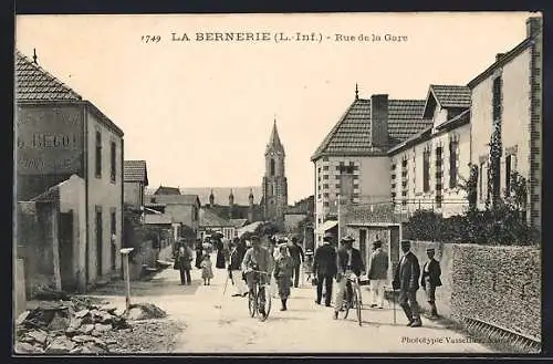 AK La Bernerie, Rue de la Gare avec habitants et cyclistes