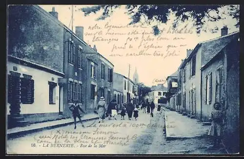 AK La Bernerie, Rue de la Mer avec passants et maisons