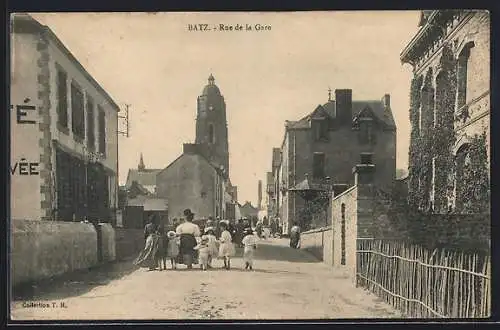 AK Batz, Rue de la Gare avec passants et église en arrière-plan