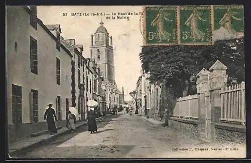 AK Batz, Le Haut de la Rue de la Mairie avec des passants et l`église en arrière-plan