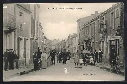 AK Vallet, Rue des Forges animée avec habitants et cyclistes