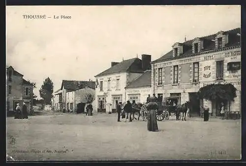 AK Thouaré, La Place avec des chevaux et des bâtiments adjacents