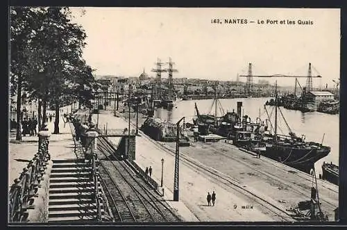 AK Nantes, Le Port et les Quais, Blick den Kai entlang und zum Überladekran hinüber