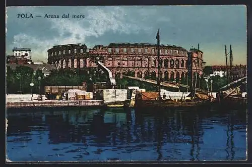 AK Pola, Arena dal mare