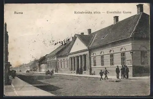 AK Ruma, Kolodvorska ulica, Eisenbahn Gasse mit Passanten