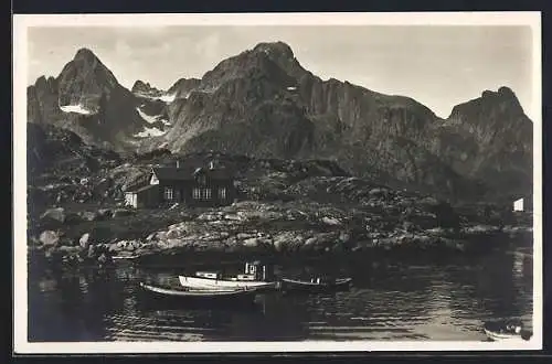 AK Lofoten, Teilansicht mit Hütte und Ruderbooten