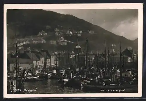 AK Bergen, Partie im Hafen