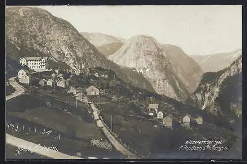 AK Stalheim, Ortspanorama mit Hotel und Gebirge