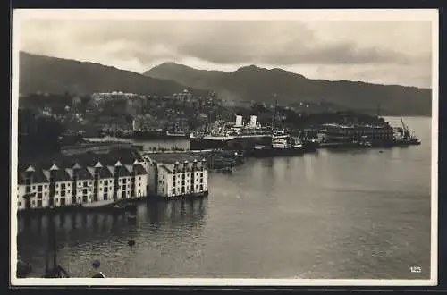 AK Bergen, Panorama über die Stadt mit Passagierschiff