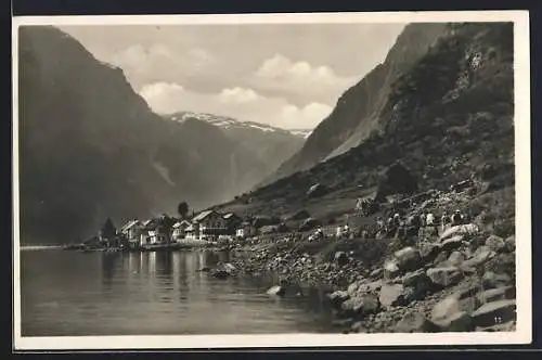 AK Gudvangen, Siedlung am Wasser, Leute am Weg