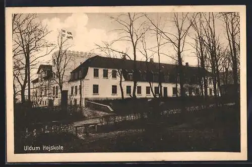 AK Uldum Hojskole, Langes Haus mit Burg im Hintergrund