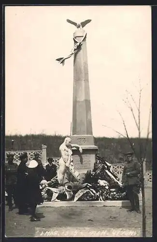 AK Wladiwostok, Denkmal mit Kränzen und Besuchern