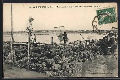 AK La Bernerie, Une écluse en pleine mer ou la peche est abondante