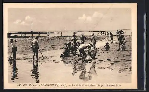 AK Pornichet, La peche dans la chenal du port à marée basse