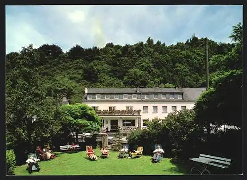 AK Roth / Eifel, Hotel Ourtaler Hof, Bes. Fam. Kohl, Aussenansicht mit Liegewiese