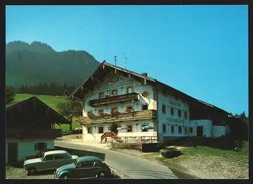 AK Ruhpolding /Chiemgau-Obb., Gasthaus Unternberghof, Bes. Fam. Eismann, Aussenansicht mit Bergen