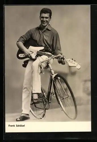 AK Frank Schöbel spielt auf einem Fahrrad Gitarre