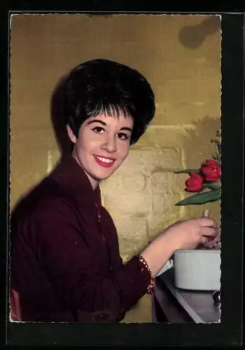 AK Musikerin Helen Shapiro lächelt neben Blumen