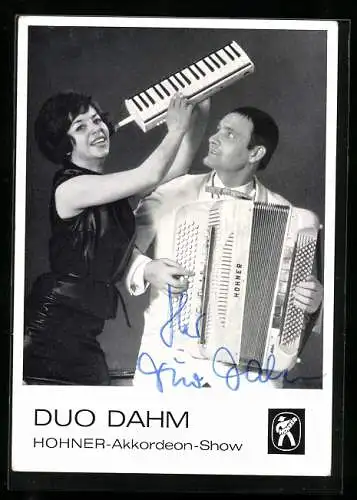 AK Musiker Duo Dahm mit Instrumenten