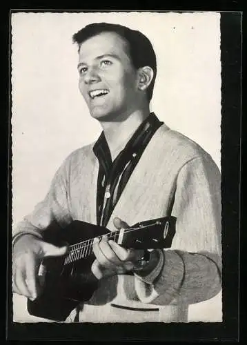 AK Musiker Pat Boone spielt Ukulele