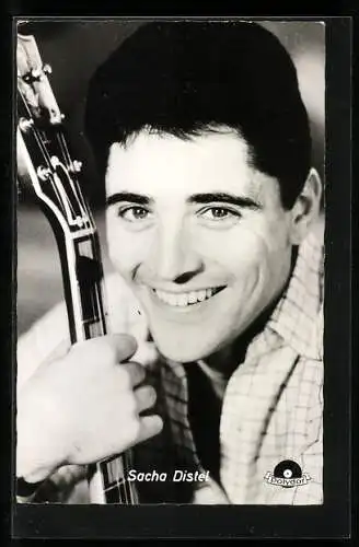 AK Musiker Sacha Distel mit Gitarre