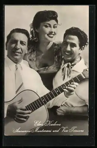 AK Musiker Annunzio Mantovani, Musikerin Elma Karlowa und Musiker Vico Torriani lächelnd mit Gitarre