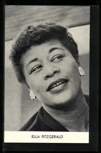 AK Musikerin Ella Fitzgerald blickt lächelnd aufwärts