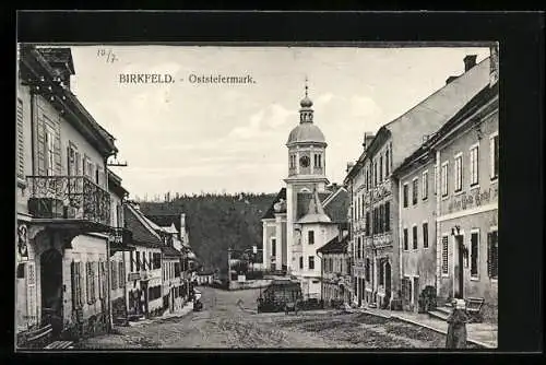 AK Birkfeld, Strassenpartie mit Gasthof und Kirche, Turm