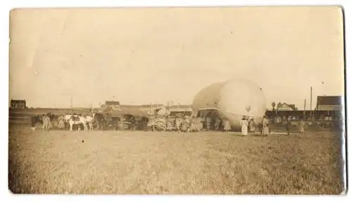 Fotografie 1.WK, Luftschiffer-Truppe macht Fesselballon / Sperrballon startklar