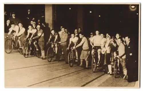 Fotografie Fahrrad-Rennen Start beim Kölner Sechs-Tage-Rennen, Radrennfahrer in Start-Position