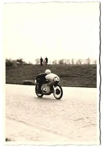 Fotografie Motorrad-Rennen, Rennfahrer Gustav Havel belegt den 7. Platz mit 125ccm Rennmotorrad Startnummer 143