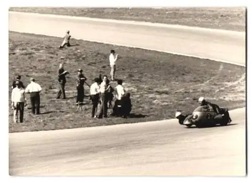 Fotografie Motorrad-Rennen, Seitenwagenrennen, Rennfahrer Auerbach / Hein Startnummer 2 belegen den 2. Platz