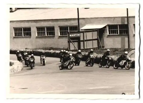 Fotografie Motorrad-Rennen St. Wendel 1963, Rennmotorräder kurz nach dem Start